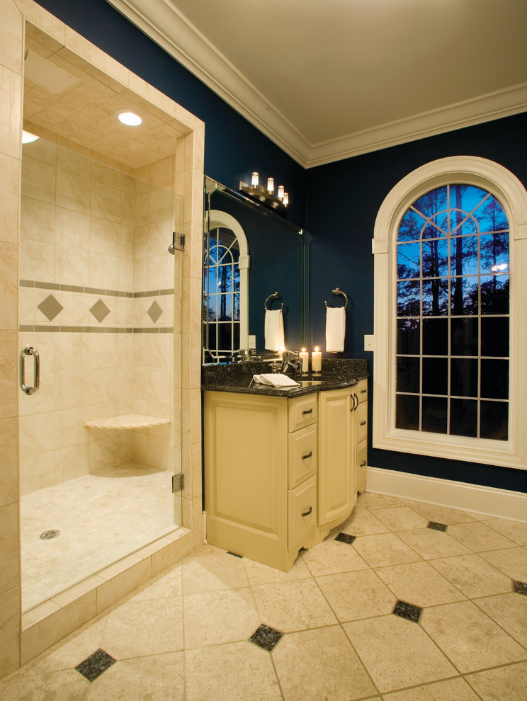 Großes Maritimes Badezimmer En Suite mit Unterbauwaschbecken, profilierten Schrankfronten, weißen Schränken, Granit-Waschbecken/Waschtisch, Duschnische, beigen Fliesen, Keramikfliesen, blauer Wandfarbe und Keramikboden in Miami