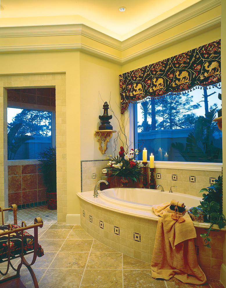 Aménagement d'une grande douche en alcôve principale méditerranéenne avec un lavabo encastré, une baignoire posée, WC séparés, un carrelage beige, des carreaux de céramique, un mur beige et un sol en carrelage de céramique.