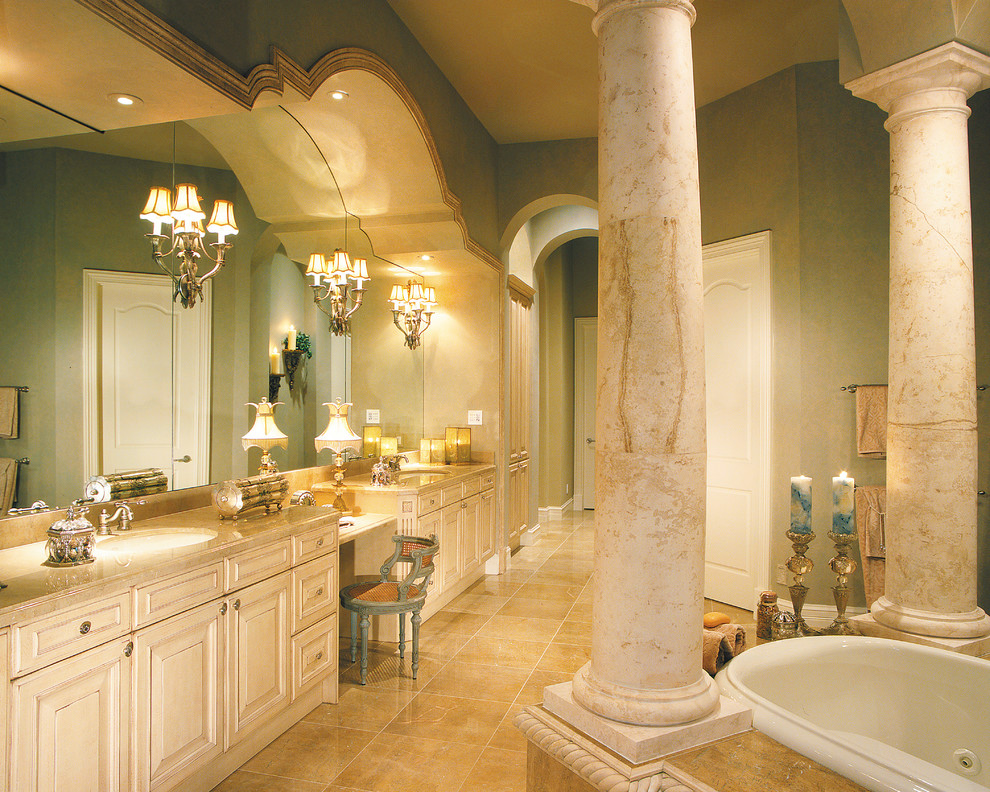 Inredning av ett medelhavsstil stort en-suite badrum, med ett nedsänkt handfat, luckor med infälld panel, skåp i slitet trä, granitbänkskiva, ett platsbyggt badkar, en dubbeldusch, en toalettstol med separat cisternkåpa, beige kakel, stenkakel, beige väggar och travertin golv