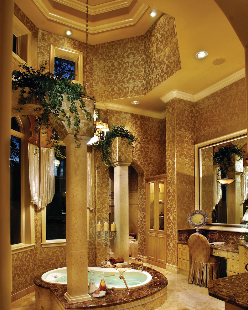 Bild på ett mycket stort medelhavsstil en-suite badrum, med skåp i ljust trä, ett platsbyggt badkar, en öppen dusch, en toalettstol med hel cisternkåpa och beige kakel
