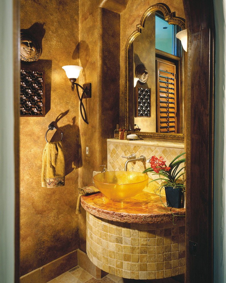 Inspiration pour une grande salle d'eau méditerranéenne avec une vasque, un placard en trompe-l'oeil, des portes de placard beiges, un plan de toilette en surface solide, WC séparés, un carrelage beige, un carrelage de pierre, un mur beige et un sol en travertin.