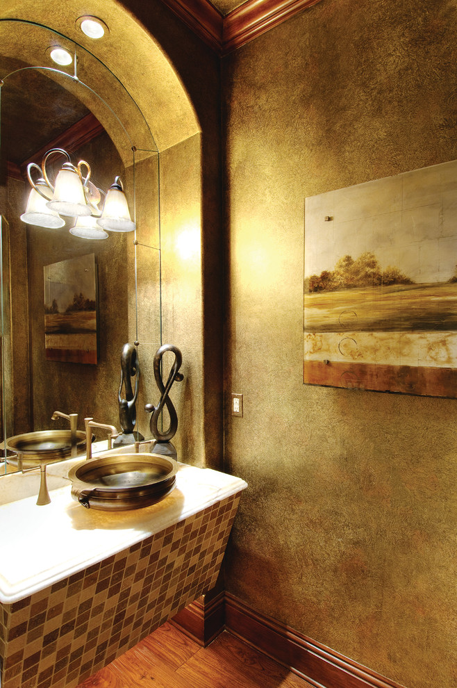 Aménagement d'une grande salle d'eau méditerranéenne avec une vasque, un placard en trompe-l'oeil, des portes de placard beiges, un plan de toilette en granite, un carrelage beige, un carrelage de pierre, un mur beige et un sol en bois brun.