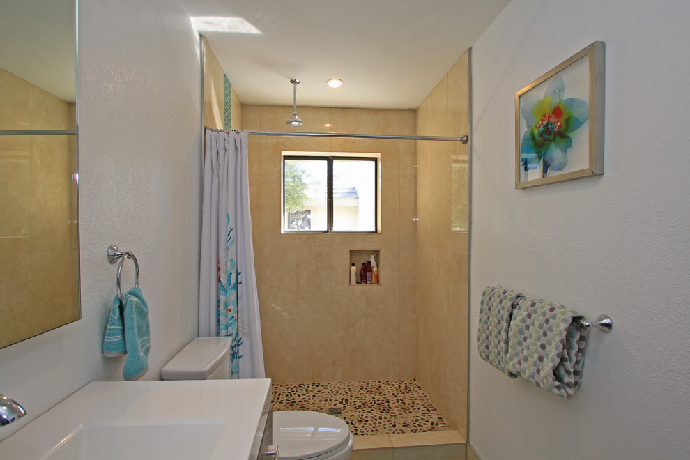 Idées déco pour une salle de bain classique de taille moyenne avec un placard à porte shaker, des portes de placard blanches, une baignoire indépendante, un carrelage blanc, un mur blanc, un sol en carrelage de porcelaine, un lavabo intégré, aucune cabine et un plan de toilette blanc.