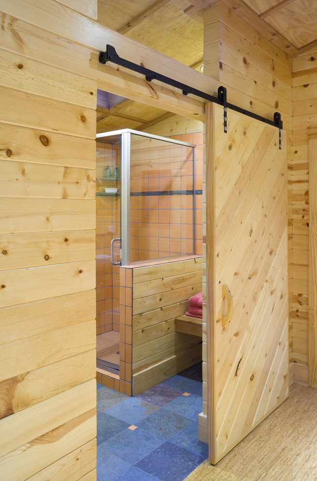 Свежая идея для дизайна: маленькая ванная комната в стиле рустика с подвесной раковиной, серой плиткой, полом из керамогранита и синим полом для на участке и в саду - отличное фото интерьера