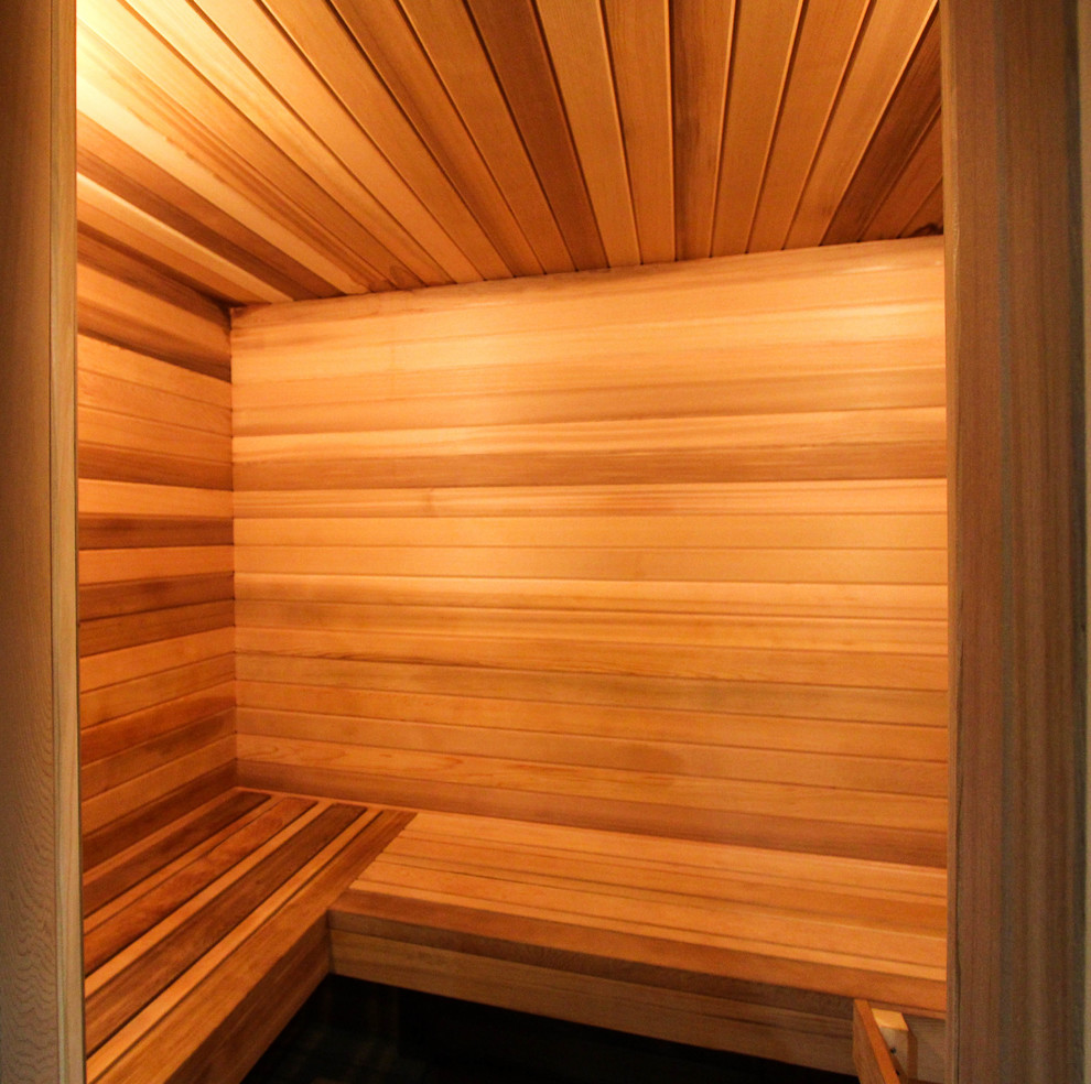 Imagen de sauna clásica pequeña con paredes marrones y suelo de madera clara