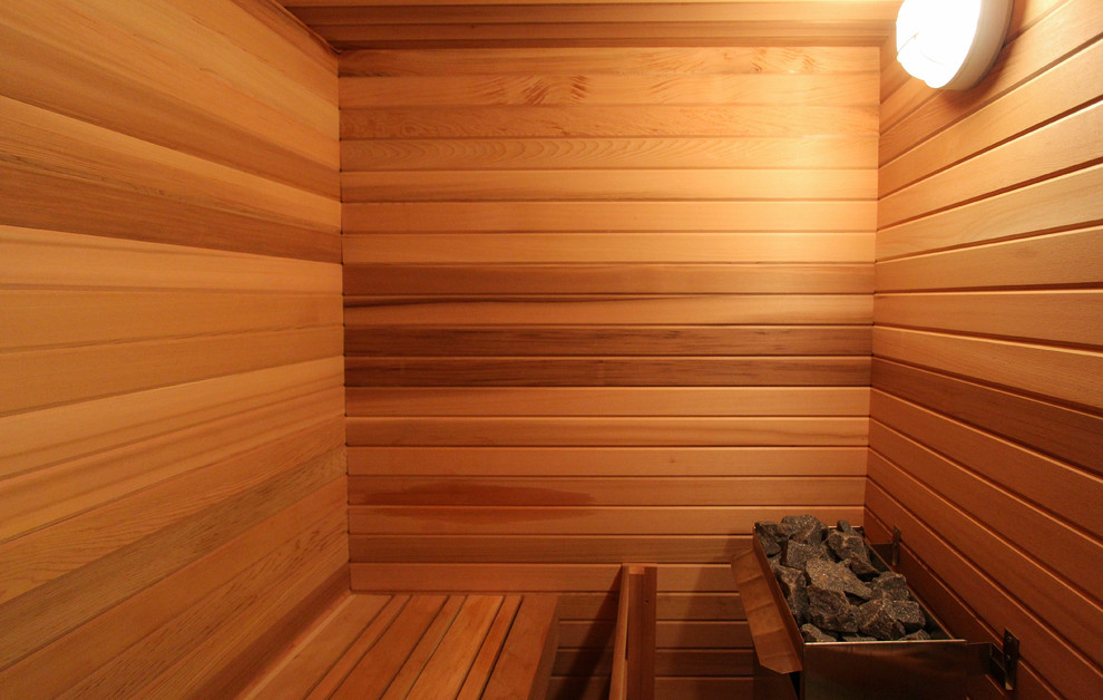 Idee per una piccola sauna classica con pareti marroni