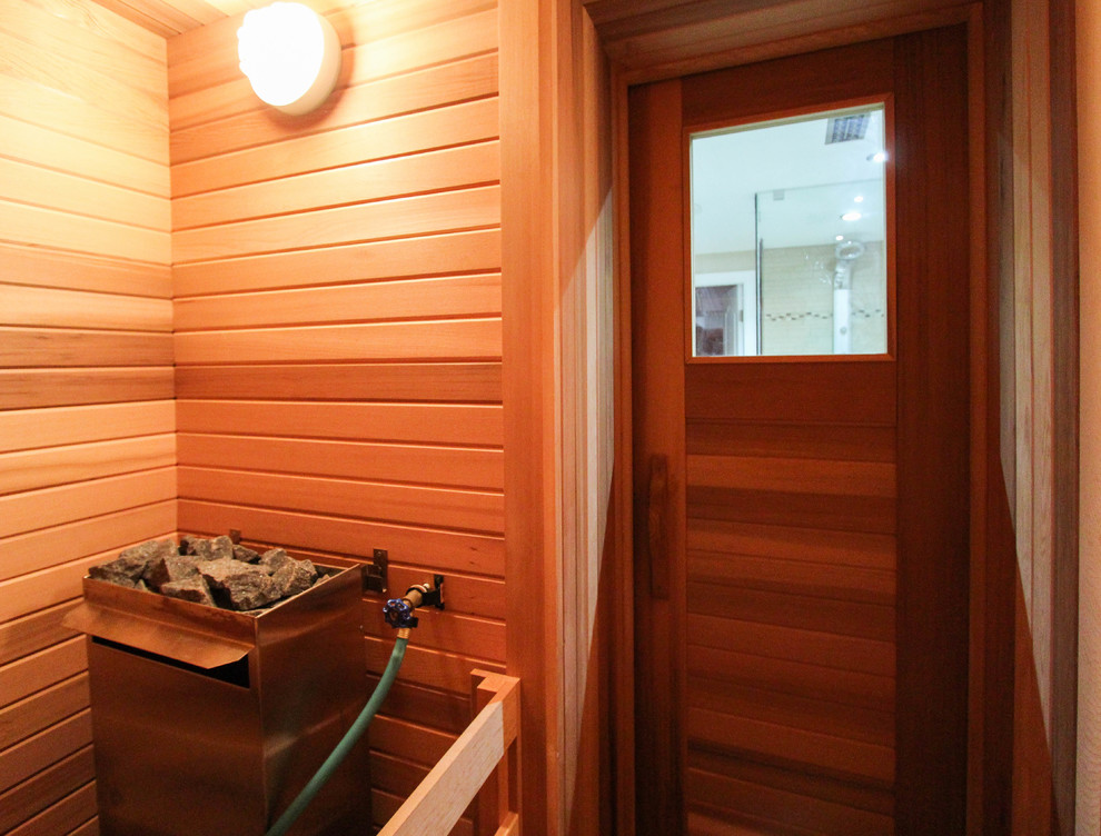 Exemple d'un petit sauna chic avec un mur marron.