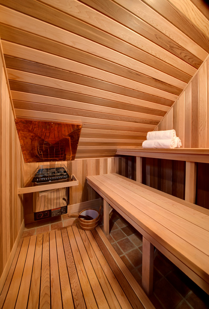 Immagine di una piccola sauna stile rurale con pavimento in mattoni e pavimento marrone