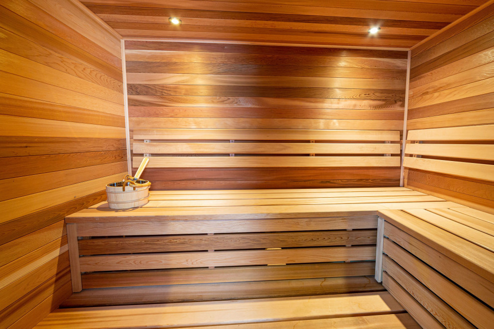 Kleine Rustikale Sauna mit hellem Holzboden, Einzelwaschbecken, eingebautem Waschtisch und Holzwänden in Sonstige