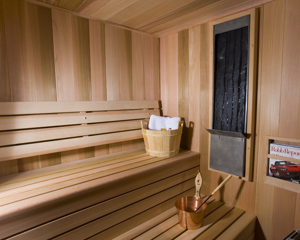 Cette photo montre un sauna chic de taille moyenne avec un sol en bois brun, un sol beige et un mur beige.
