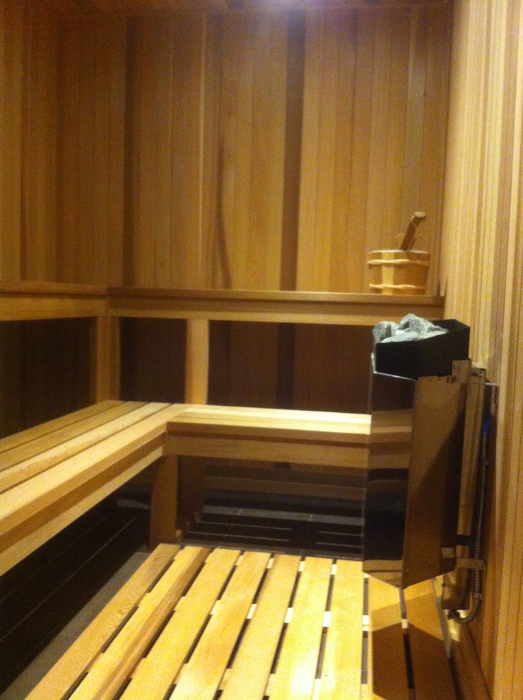 Immagine di una sauna classica di medie dimensioni con pareti beige