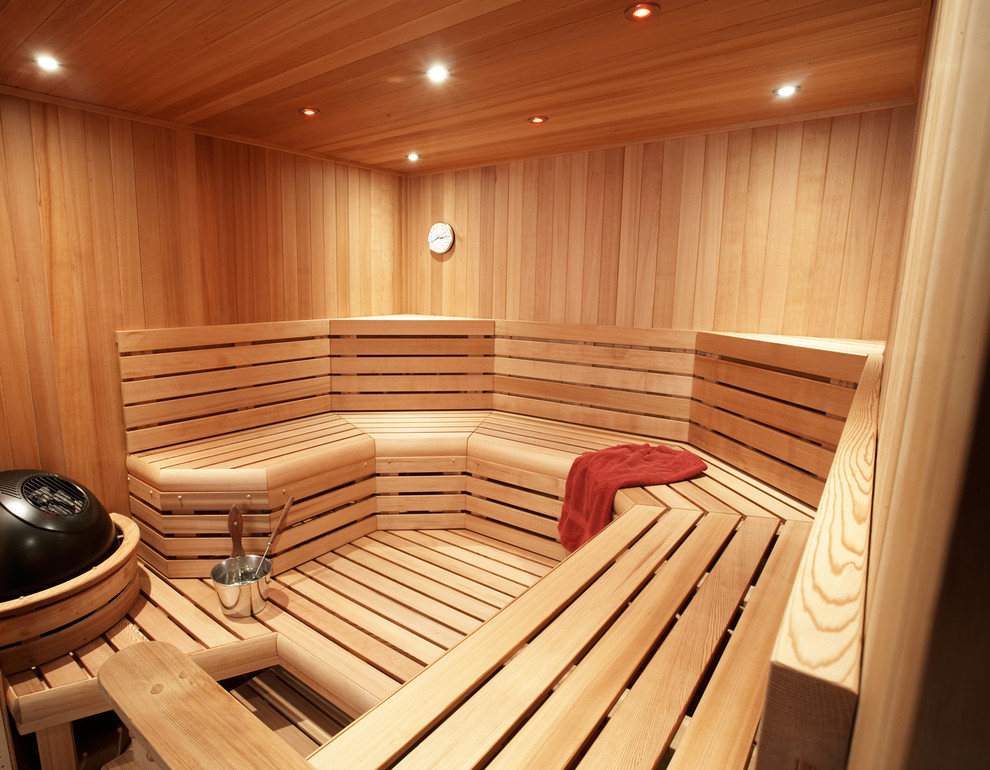 Cette photo montre un grand sauna chic avec un sol en carrelage de céramique.