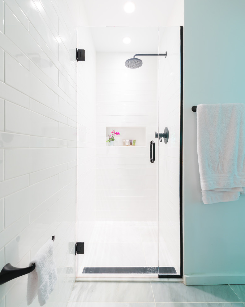 Großes Modernes Badezimmer En Suite mit Toilette mit Aufsatzspülkasten, weißer Wandfarbe, Keramikboden, flächenbündigen Schrankfronten, dunklen Holzschränken, Duschnische, Unterbauwaschbecken, Quarzit-Waschtisch, weißen Fliesen, Metrofliesen, grauem Boden und Falttür-Duschabtrennung in Bridgeport