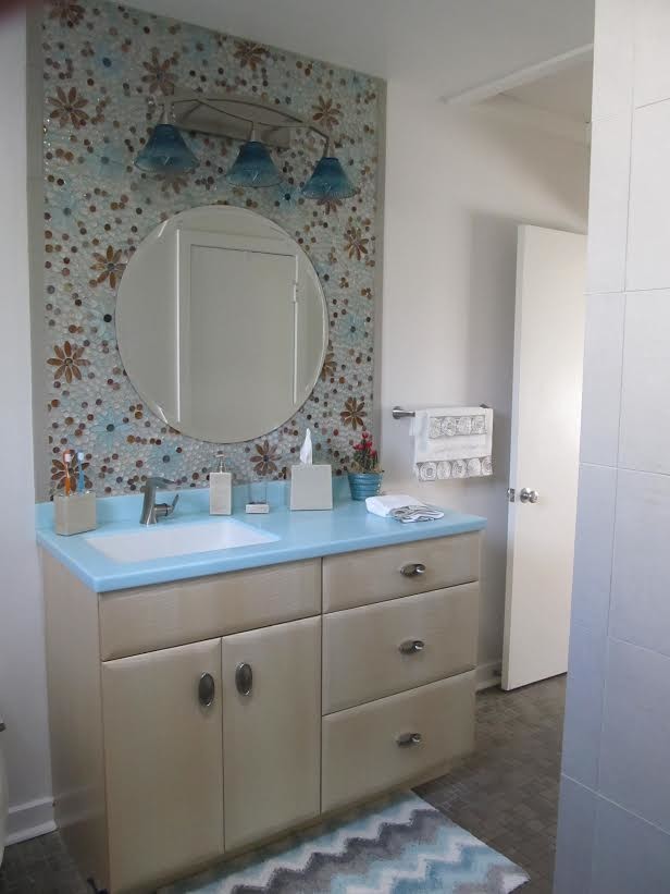На фото: детская ванная комната среднего размера в стиле ретро с разноцветной плиткой, стеклянной плиткой и белыми стенами с