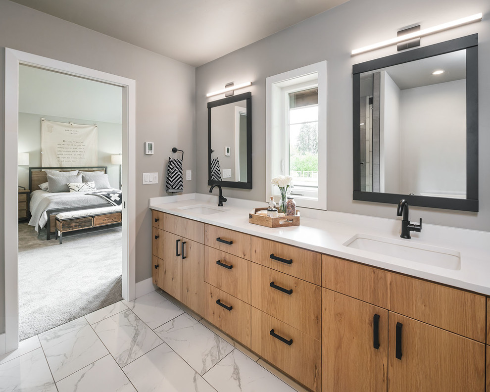 Идея дизайна: ванная комната среднего размера в стиле неоклассика (современная классика) с ванной в нише, душем над ванной, белой плиткой, керамогранитной плиткой и шторкой для ванной