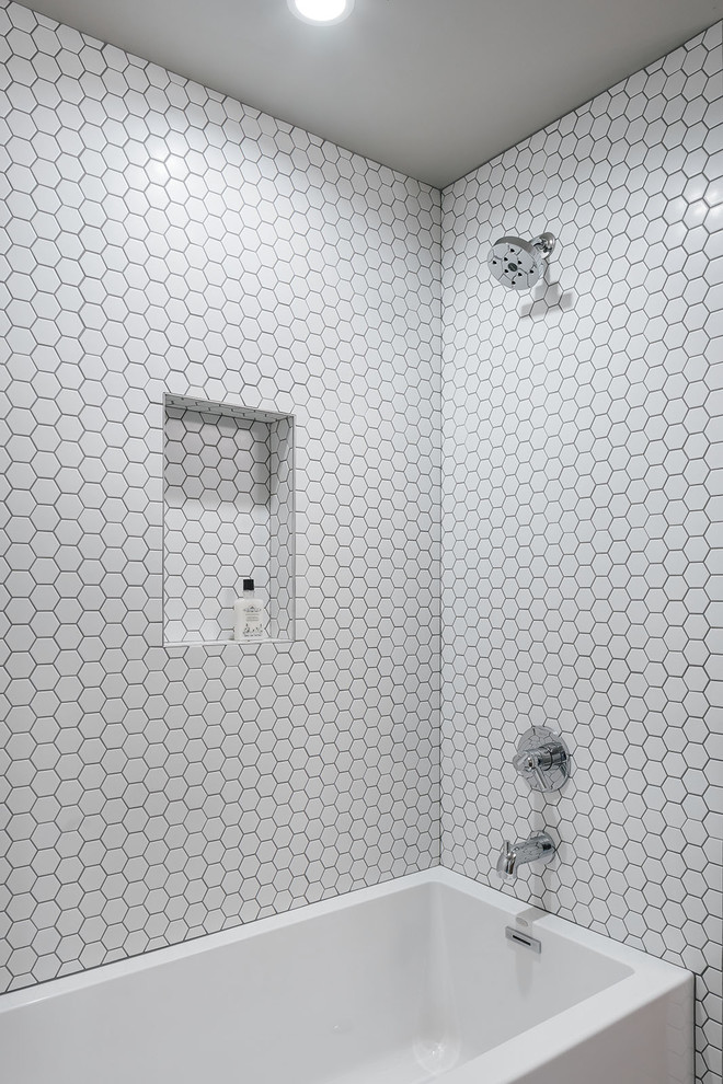 Foto de cuarto de baño tradicional renovado de tamaño medio con bañera empotrada, combinación de ducha y bañera, baldosas y/o azulejos blancos, baldosas y/o azulejos de porcelana y ducha con cortina