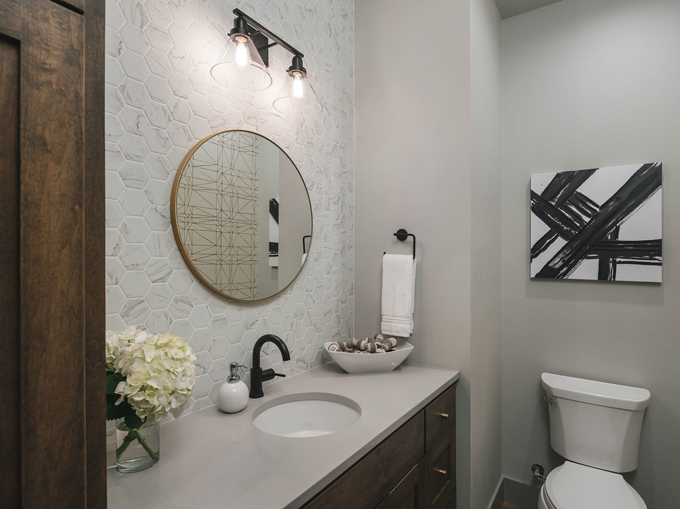 Exemple d'une petite salle de bain chic avec un placard à porte shaker, des portes de placard marrons, un carrelage gris, du carrelage en marbre, un mur beige, un lavabo encastré, un plan de toilette en quartz modifié et un plan de toilette blanc.