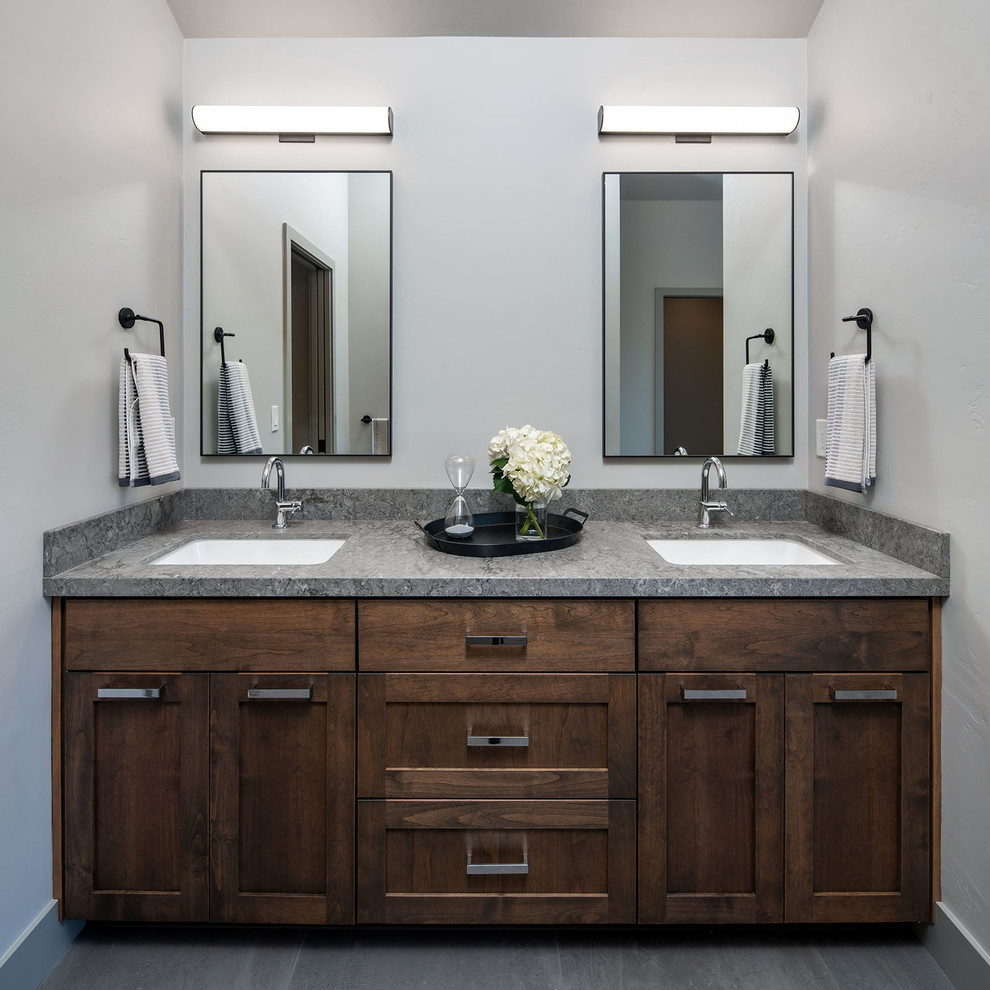Идея дизайна: ванная комната в стиле неоклассика (современная классика) с фасадами в стиле шейкер, темными деревянными фасадами, серыми стенами, врезной раковиной, серым полом и серой столешницей