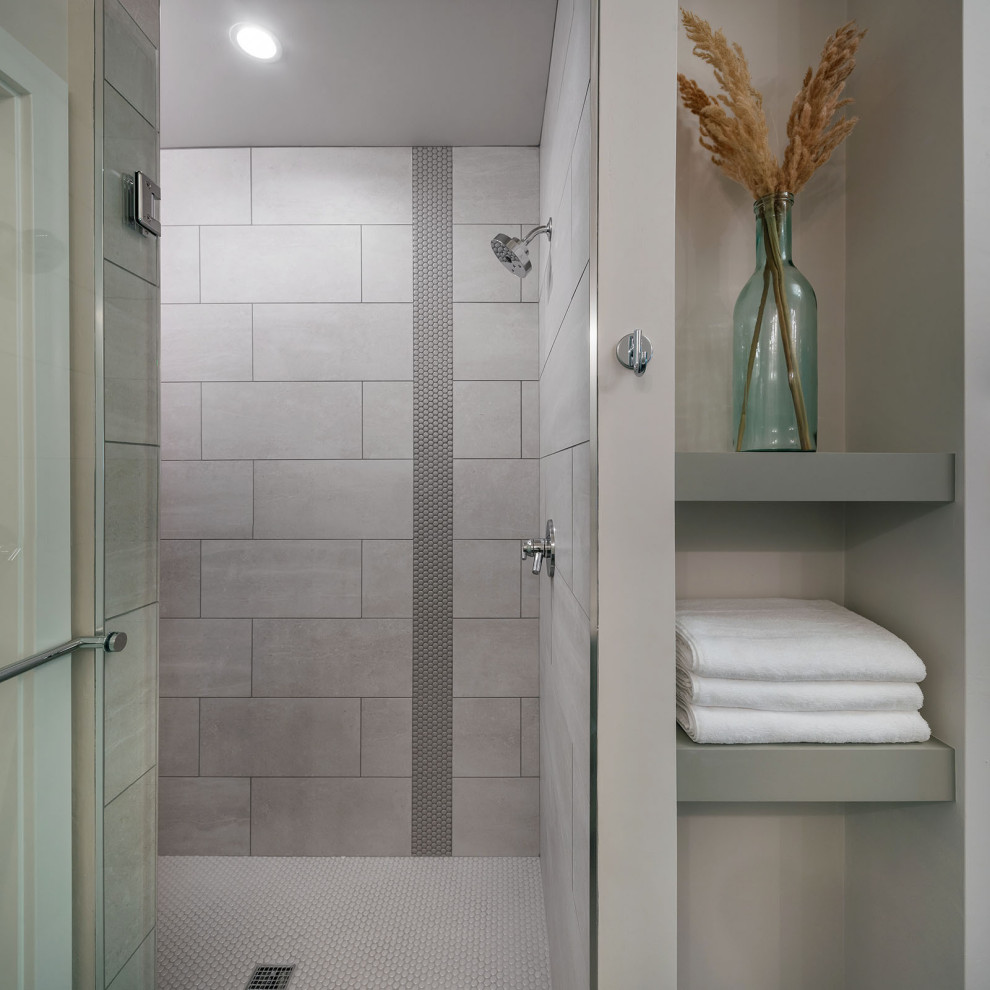 Ispirazione per una stanza da bagno minimalista con doccia doppia, piastrelle grigie, piastrelle in ceramica, pareti grigie, pavimento con piastrelle in ceramica, pavimento grigio e doccia aperta