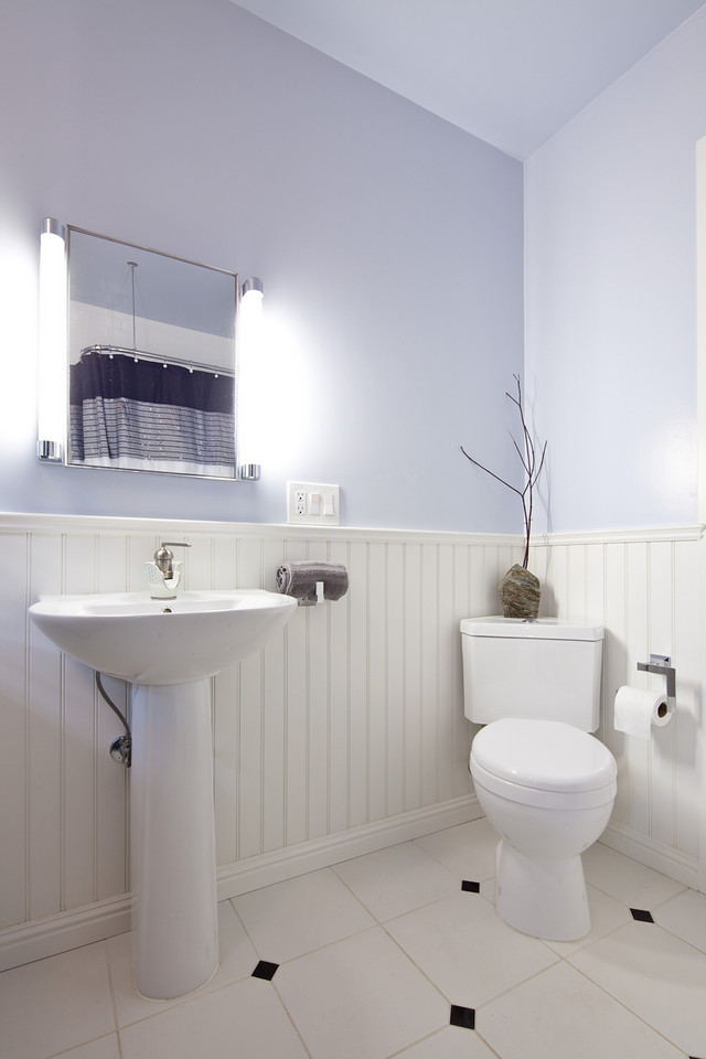 Idee per una stanza da bagno con doccia minimal di medie dimensioni con ante lisce, ante grigie, WC a due pezzi, pareti blu, pavimento con piastrelle in ceramica, lavabo a colonna e top in quarzo composito