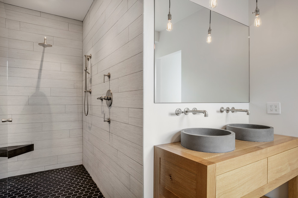 Exempel på ett mellanstort nordiskt beige beige en-suite badrum, med släta luckor, skåp i ljust trä, beige kakel, betonggolv, ett fristående handfat, träbänkskiva, grått golv, dusch med gångjärnsdörr och vita väggar
