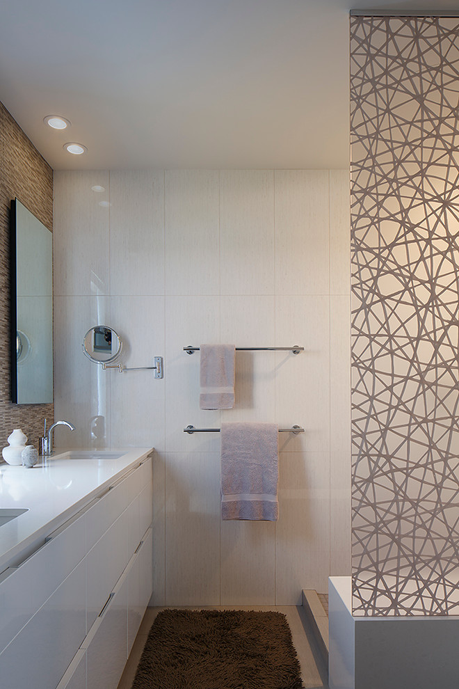 Foto på ett litet funkis en-suite badrum, med ett undermonterad handfat, vita skåp, bänkskiva i kvarts, en öppen dusch, flerfärgad kakel, mosaik, klinkergolv i keramik och släta luckor