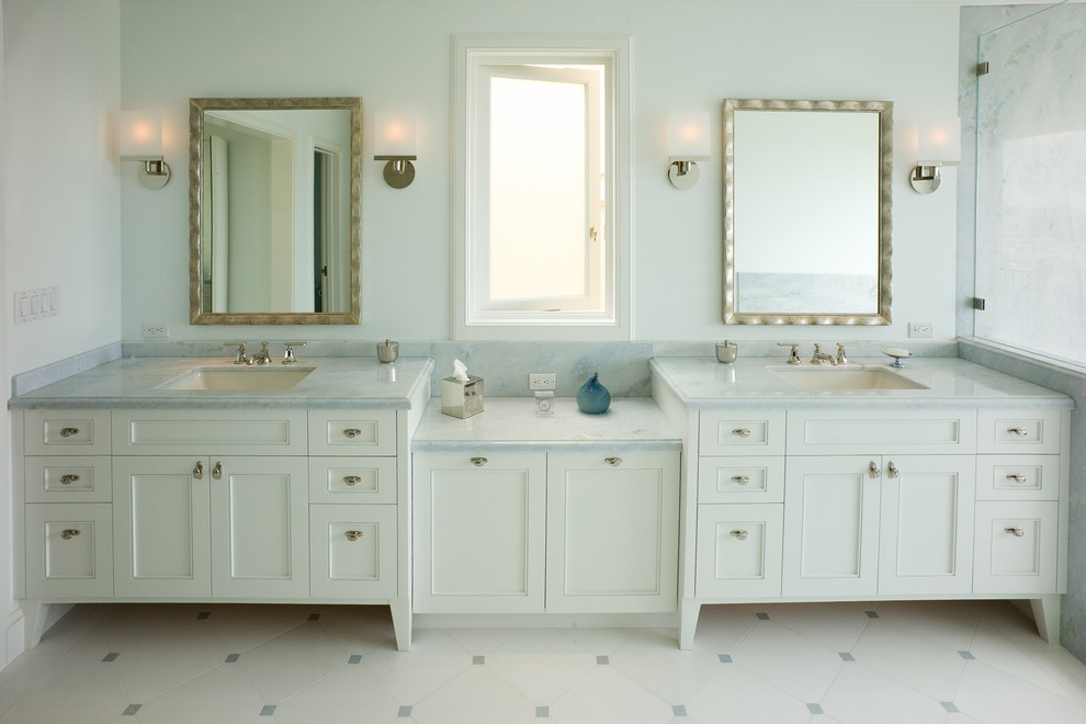 Idéer för att renovera ett stort vintage en-suite badrum, med luckor med infälld panel, vita skåp, ett undermonterat badkar, en hörndusch, vita väggar, klinkergolv i keramik, ett undermonterad handfat, marmorbänkskiva, gult golv och med dusch som är öppen