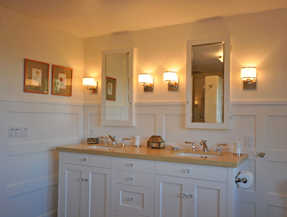 Ispirazione per una stanza da bagno american style con lavabo sottopiano, ante in stile shaker, ante bianche e top in quarzo composito