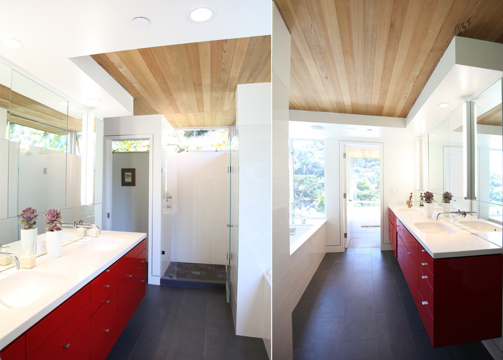 Modernes Badezimmer mit Aufsatzwaschbecken, flächenbündigen Schrankfronten, dunklen Holzschränken, Unterbauwanne, Duschbadewanne und weißer Wandfarbe in San Francisco
