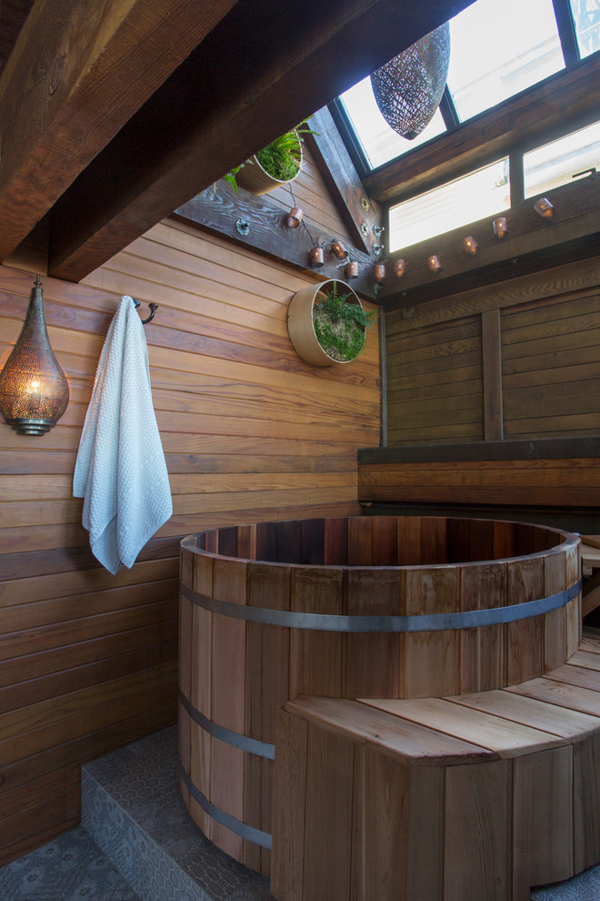 Asiatisches Badezimmer En Suite mit japanischer Badewanne, brauner Wandfarbe und grauem Boden in San Francisco
