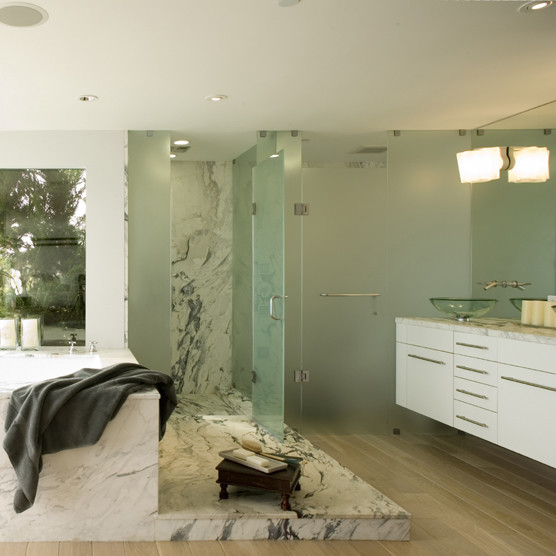 Идея дизайна: главная ванная комната среднего размера в стиле модернизм с настольной раковиной, плоскими фасадами, белыми фасадами, мраморной столешницей, полновстраиваемой ванной, душем в нише, унитазом-моноблоком, разноцветной плиткой, белыми стенами и светлым паркетным полом