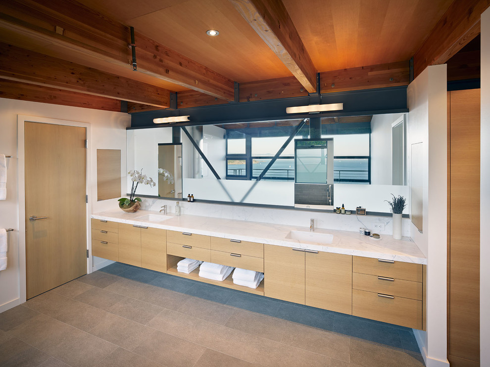 Inspiration för moderna en-suite badrum, med släta luckor, skåp i ljust trä, marmorbänkskiva, vita väggar, ett fristående badkar och en hörndusch