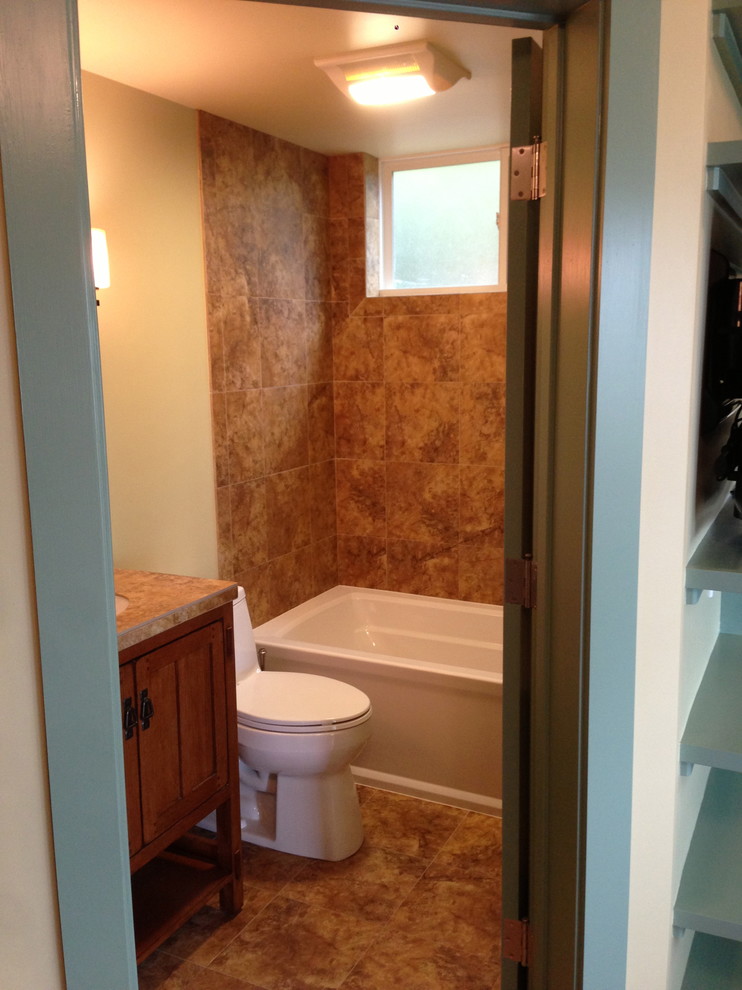 Пример оригинального дизайна: ванная комната в классическом стиле с фасадами цвета дерева среднего тона, столешницей из ламината и бежевыми стенами