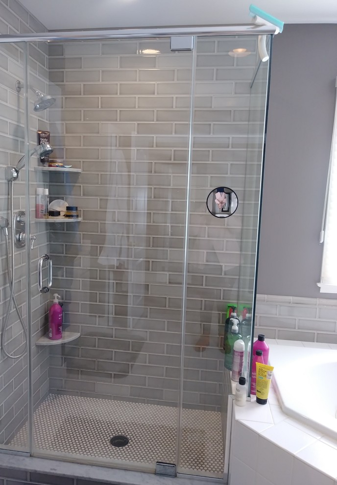 Foto di una stanza da bagno chic con pareti grigie e porta doccia a battente