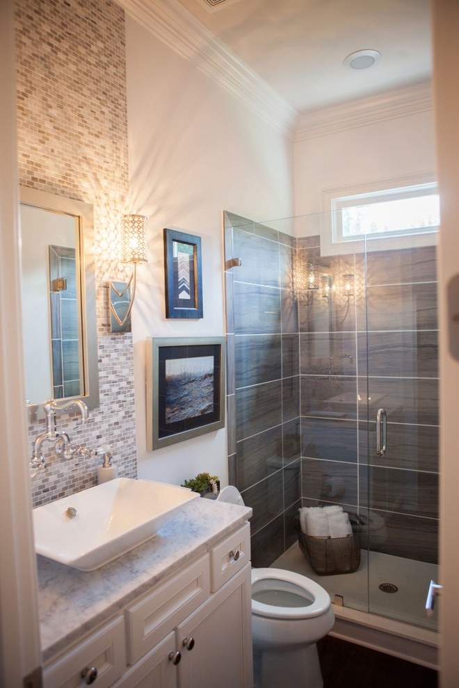 На фото: ванная комната в классическом стиле с белыми фасадами, коричневой плиткой, белыми стенами и паркетным полом среднего тона