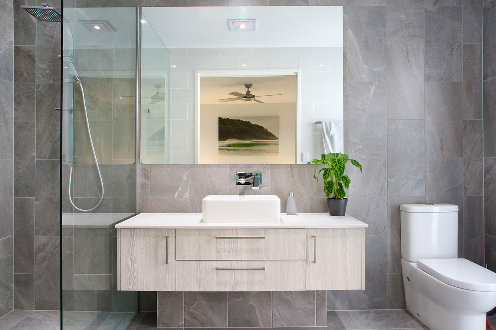 Foto de cuarto de baño rectangular contemporáneo con baldosas y/o azulejos grises