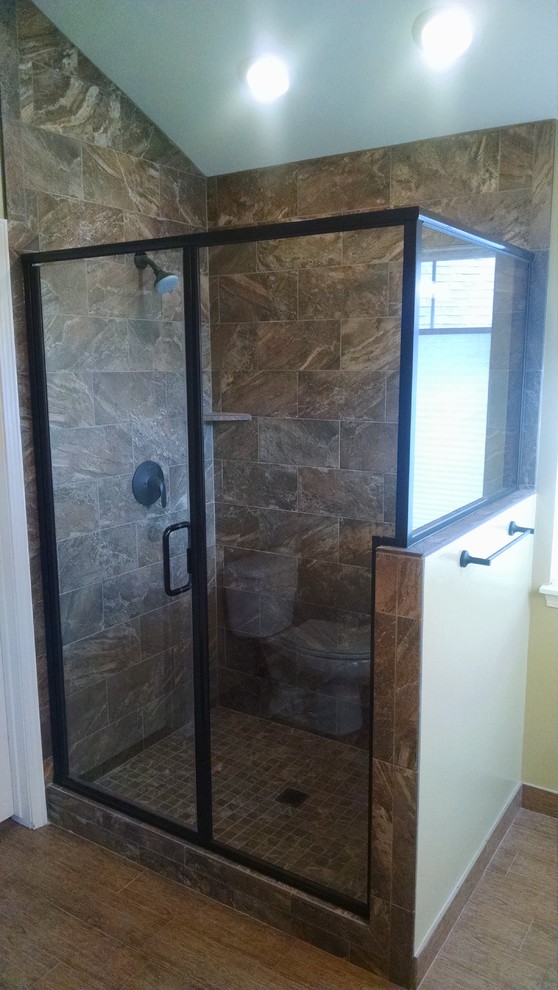 Idee per una stanza da bagno con doccia tradizionale di medie dimensioni con lavabo sottopiano, ante con riquadro incassato, ante in legno scuro, doccia ad angolo, pareti gialle e parquet chiaro