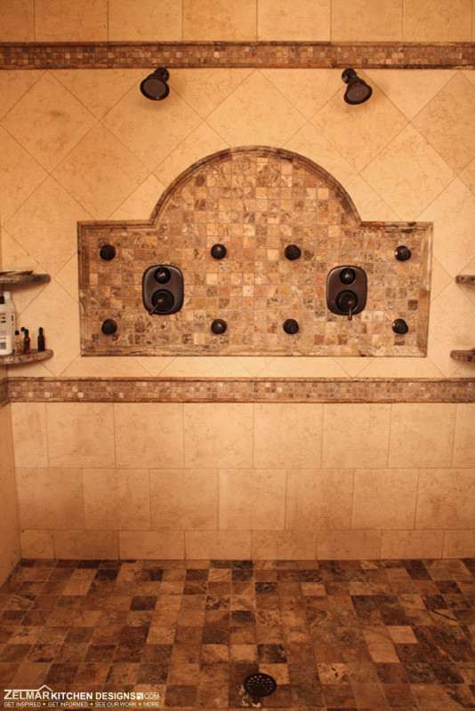 Foto på ett stort vintage en-suite badrum, med ett undermonterad handfat, luckor med upphöjd panel, skåp i mörkt trä, granitbänkskiva, en öppen dusch, beige kakel, stenkakel och travertin golv