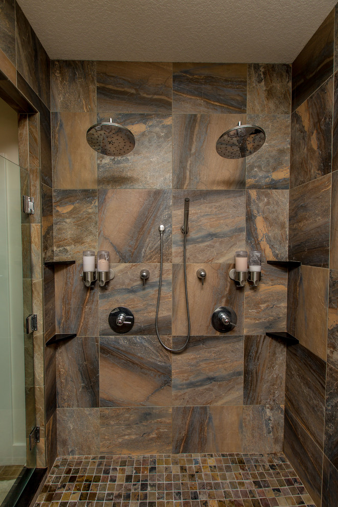 Großes Modernes Badezimmer En Suite mit braunen Fliesen, Porzellanfliesen, Porzellan-Bodenfliesen, braunem Boden, Falttür-Duschabtrennung und Duschbadewanne in Sonstige