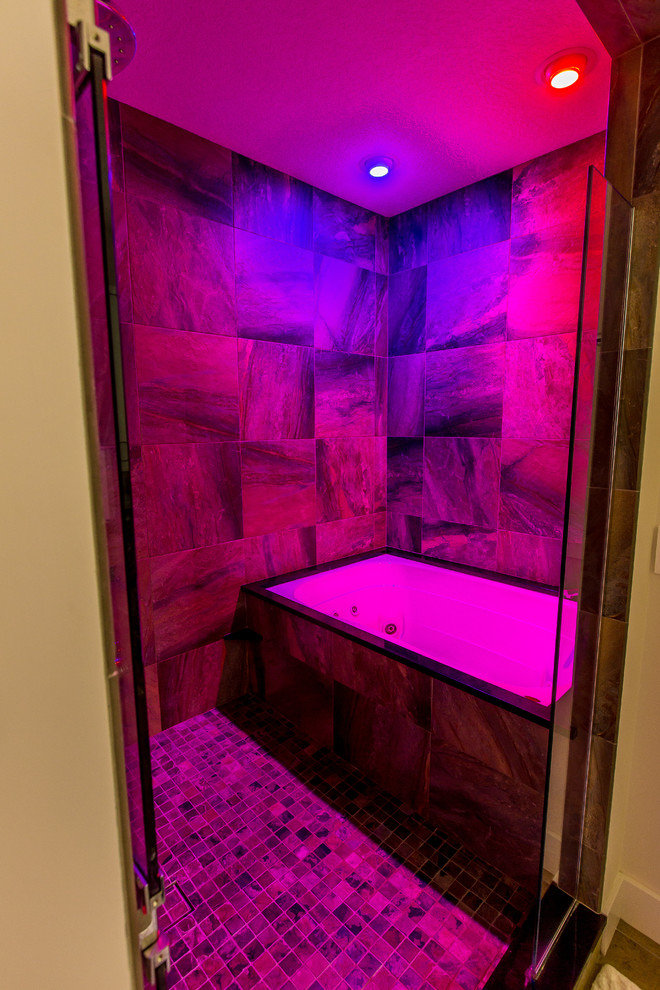 На фото: большая главная ванная комната в современном стиле с душем над ванной, коричневой плиткой, керамогранитной плиткой, полом из керамогранита, коричневым полом и душем с распашными дверями с