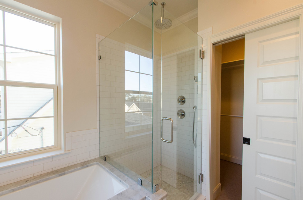 Esempio di una stanza da bagno padronale tradizionale di medie dimensioni con ante lisce, ante bianche, vasca sottopiano, doccia aperta, piastrelle beige, lavabo sottopiano e top in marmo
