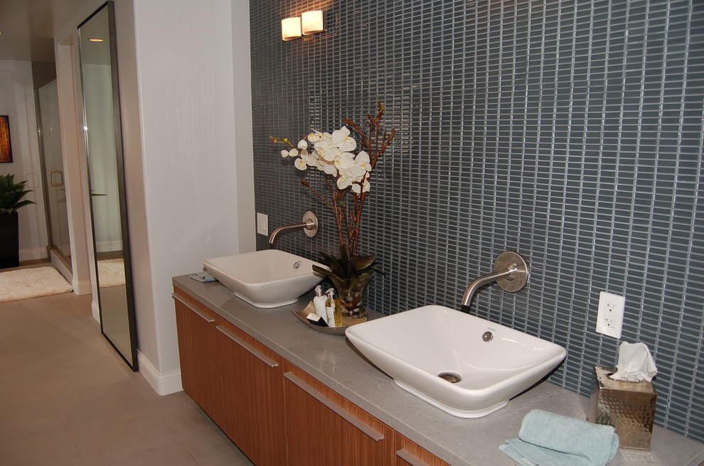 Foto di una grande stanza da bagno padronale design con ante lisce, ante in legno chiaro, piastrelle grigie, pareti bianche e lavabo a bacinella