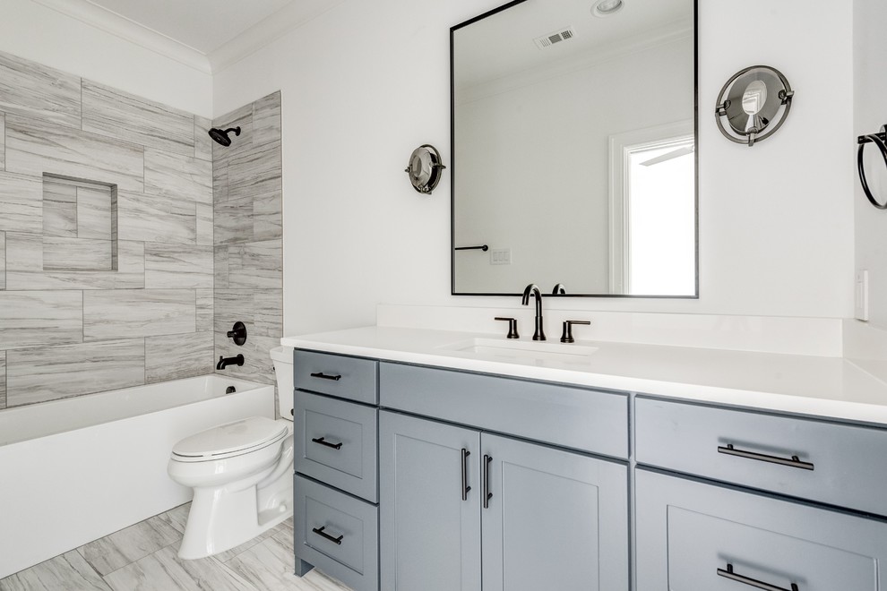 Imagen de cuarto de baño campestre con puertas de armario grises, paredes blancas y ducha abierta