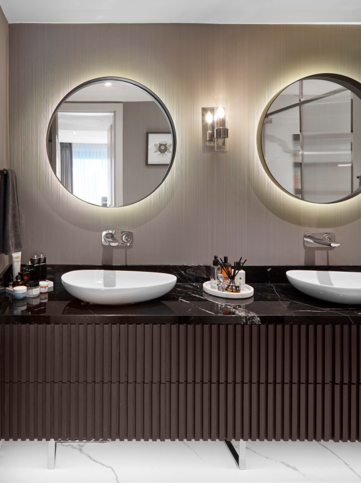 Modern inredning av ett stort svart svart en-suite badrum, med bruna skåp, grå väggar, ett fristående handfat, vitt golv och släta luckor