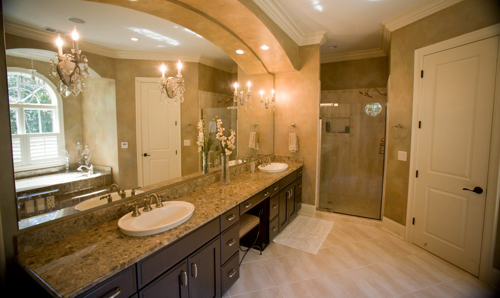 Inspiration för stora klassiska en-suite badrum, med ett nedsänkt handfat, skåp i mörkt trä, en dusch i en alkov, beige kakel och beige väggar