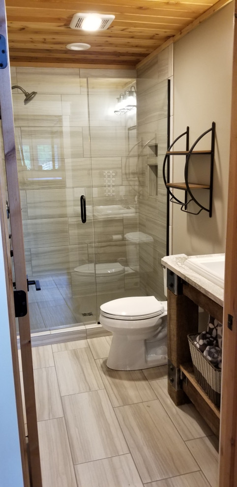 На фото: ванная комната в стиле рустика с искусственно-состаренными фасадами, открытым душем, раздельным унитазом, разноцветной плиткой, керамической плиткой, серыми стенами, полом из керамической плитки, накладной раковиной, столешницей из кварцита, разноцветным полом, душем с распашными дверями, белой столешницей, нишей, тумбой под одну раковину, встроенной тумбой и деревянным потолком