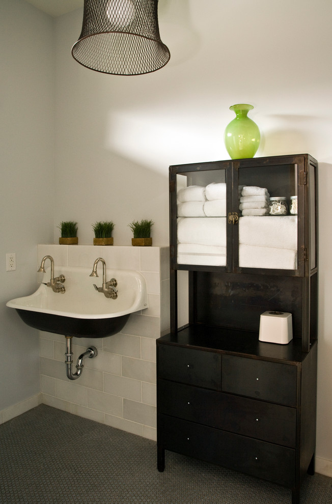 Idée de décoration pour une salle de bain minimaliste avec un lavabo suspendu.