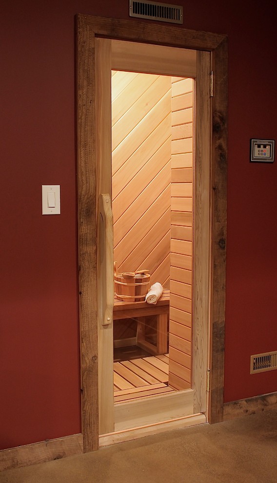 На фото: баня и сауна среднего размера в стиле рустика с светлым паркетным полом с