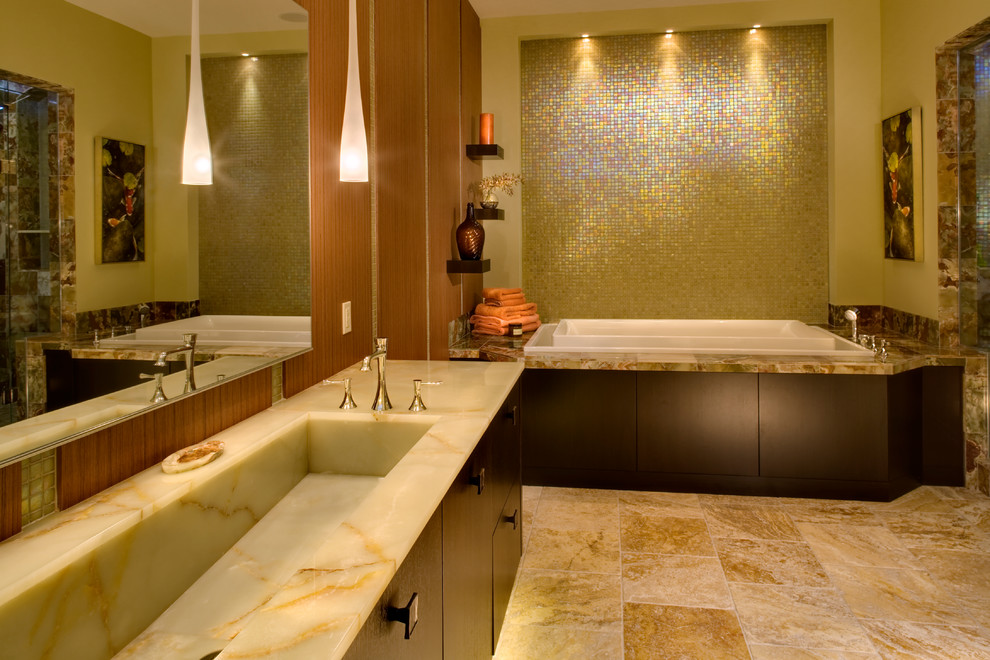 Photo of a contemporary bathroom in Milwaukee.
