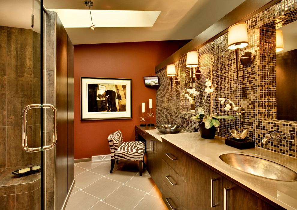 Стильный дизайн: ванная комната в современном стиле с плиткой мозаикой и бежевым полом - последний тренд